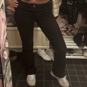 Svarta low waist jeans - Säljer mina älskade svarta low waist bootcut jeans som inte längre säljs! Älskar dessa! Så fina och passar till allt, men säljer pga att de är för stora😍 Kom gärna med prisförslag!🫶🏼 Midjemåttet rakt över är 37cm och innerbenslängden är 80cm💗