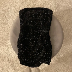 Klänning  - Säljer en endast testad tub klänning med plaketter. Dragkedja i ryggen! 