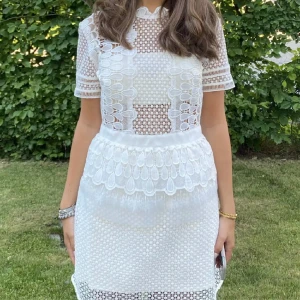 Studentklänning  - SUPERfin vit klänning från self-portrait i storlek us 8 dvs typ en S🥰passar perfekt nu till studenten! 