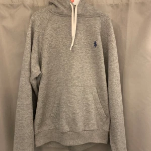Ralphlauren hoodie - Tja, säljer denna snygga ralphlauren hoodien till ett fint pris! Den har inga defekter och är storlek XS. Det finns qr Scan som visar att den är äkta. Tveka inte på att höra av dig vid funderingar! Allt gott, mvh Joel