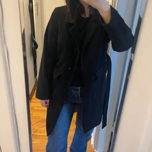 Kappa Bikbok - Svart Kappa Bikbok. Mellanlång lite smalare modell (ej oversized)