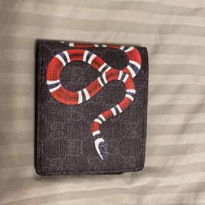 En gucci snake plånbok som är helt ny och oanvänd, 1:1. Pris kan diskuteras