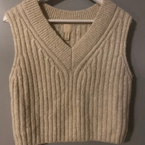 Stickad väst - Stickad väst från hm. Nästan helt oanvänd så bra skick. Köpare står för frakt💕