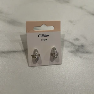 Örhängen  - Örhängen från glitter, OBS clips!! Aldrig använda