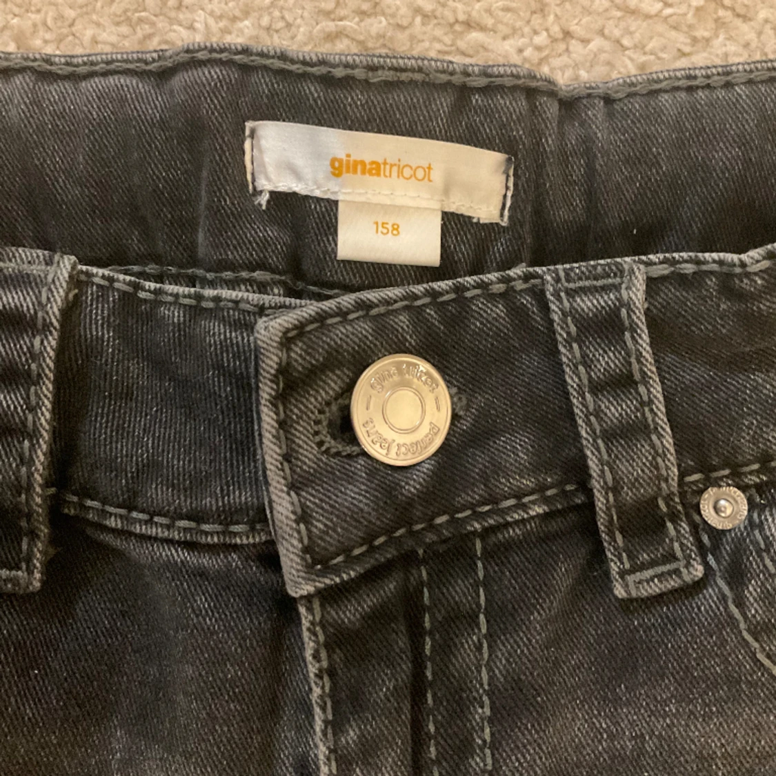 Mörkgrå bootcut jeans med knappfickor - 91