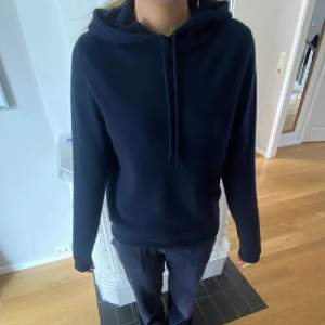 Marinblå soft goat hoodie i stl s/M. Använd fåtal gånger så den är i väldigt bra sick!!☺️