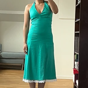 Halterneck klänning  - Klänning i linne! Storlek 36 men liten i storleken, passar bäst xs. Jag är 160cm lång! Har sytt in spetsen på egen hand, därmed inte ”perfekt”. Klänning köpt 2019. Varan har mindre defekter från användning men har varit omhändertagen. 