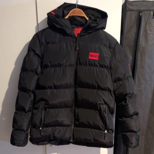 Hugo boss - Helt ny använt bara några gånger! Vi kan diskutera om priset på dm om det blir för dyrt! Äkta! 