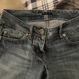 Sisley jeans - skitsnygga jeans i storlek 40, men ganska små i storleken så skulle säga 38/40. säljer pga för liten storlek