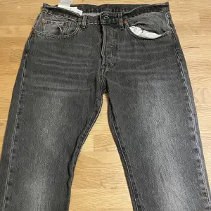 Säljer mina Levis 501 jeans då dem inte passar längre, jeansen är i storlek 32/32 men sitter som 30/30 Skick 8/10 Skriv vid fler frågor👌😁