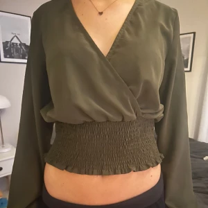 Blus  - Säljer mim superfina gröna blus som jag köpte här på plick för att tag sedan. I helt oanvänt skick, säljer då den inte kommer till användning 