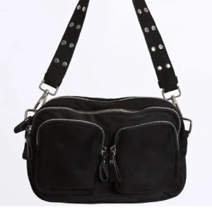 Svart Gina väska  - En jätte fin väska från Gina, får plats med hur mycket som helst😊säljer då den inte kommer till användning