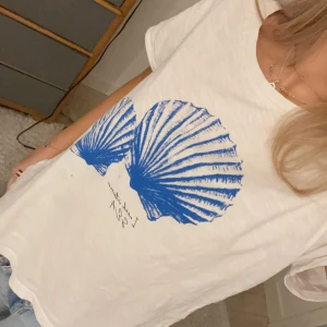 Söt T-shirt  - Säljer denna somriga t-shirten🥰🙏🏻