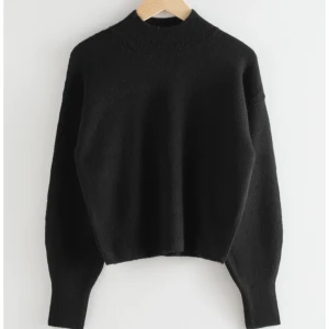 & Other stories svart stickad - Svart stickad polo tröja från  & other stories, säljer då den inte kommer till användning längre. 🖤