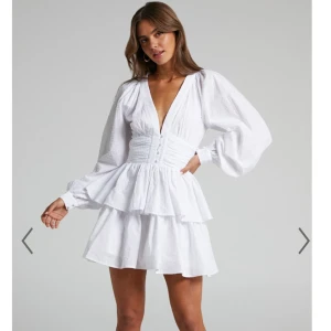 Studentklänning - Studentklänning. Köpte den av en tjej på plick,men hittat en annan så säljer den. Superfin klänning i perfekt skick. Tjejen jag köpte den av sa att hon endast använde den på sin mottagning. Inga defekter, precis som ny. Köptes på Showpo, 1500kr+tull.