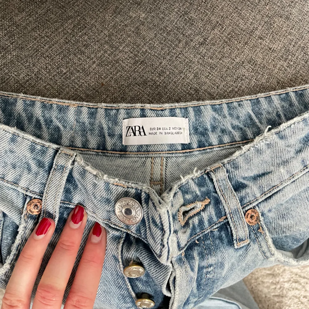 Säljer mina sparsamt använda lågmidjade jeans från Zara. Är en relativt typisk xs/s, men de sitter liiite för tajt på mig. Skulle tro att de sitter snyggt på 32/34. Skriv för fler bilder! . Jeans & Byxor.