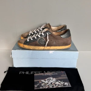 Philippe model skor  - Säljer ett par snygga Philippe model i storlek 40, cond 7/10 slitna sulor samt sliten plös men annars bra skick! Kommer med OG box, dustbag och kort