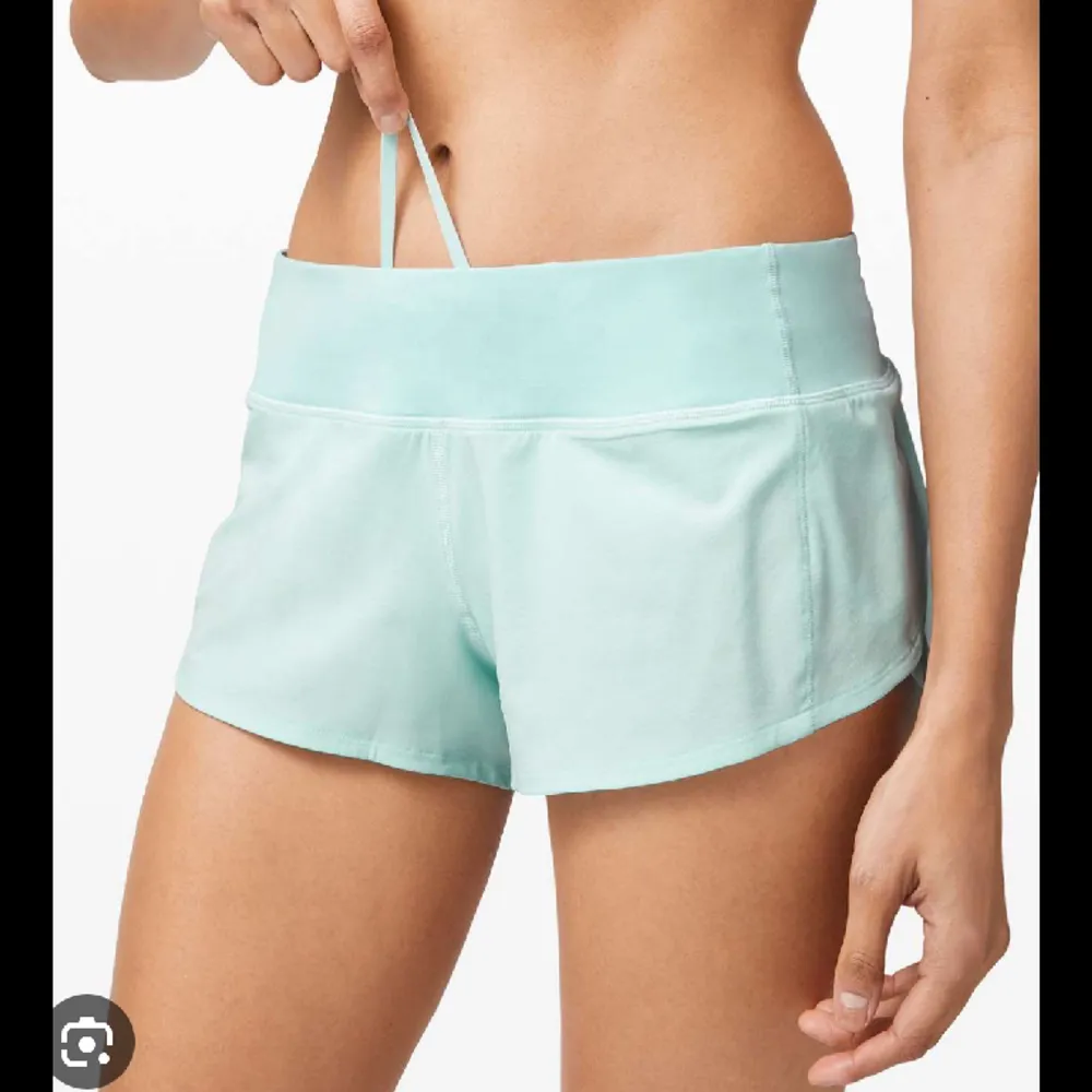 säljer dessa ”speed up low rise”  shorts ifrån lululemon i storlek 4/36 och längd 2.5!  helt slutsålda på hemsidan,  ljusblå färg 🩵 resårband inuti! aldrig använda, prislappen kvar! Köpte för 700 säljer för 300 exklusive frakt💘. Shorts.