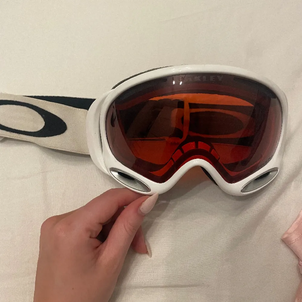 Oakley goggles i modell PRIZM. I superfint skick, inga repor på glas och helt vitt band. Inga missfärgningar. Köpt för några år sedan i Italien. Accessoarer.