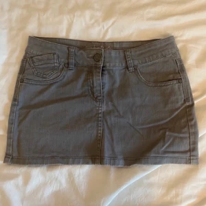 Jeans kjol - Säljer denna jätte fina grön/gråa kjolen. Jätte fint skick❤️