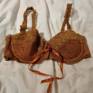Unik Bh brun spets  - Knäppning fram, oanvänd , 75b 