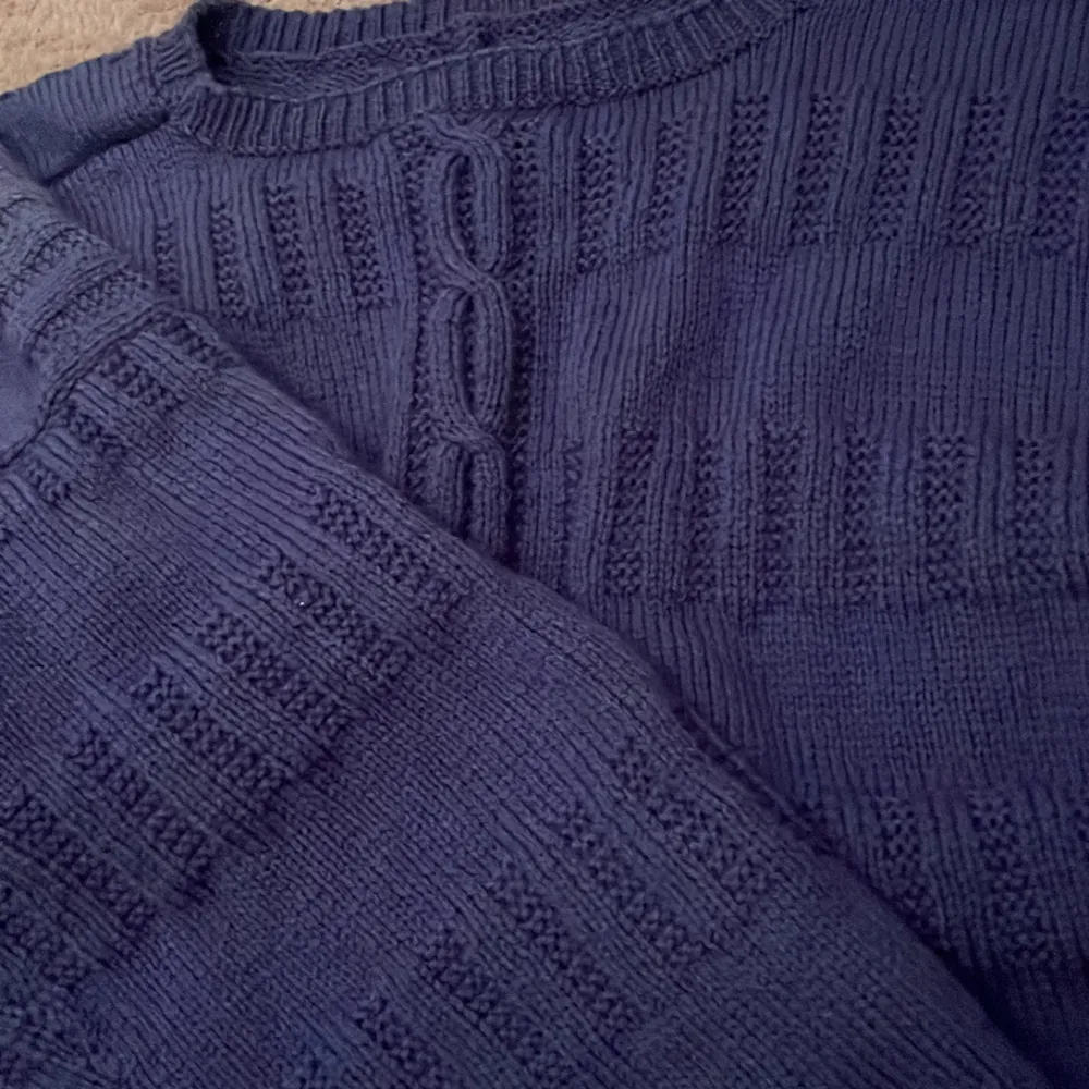 En lavendel blå stickad tröja som från början kostade 400kr. Jag säljer den för att jag aldrig använder den längre. Pris kan diskuteras💕 . Stickat.