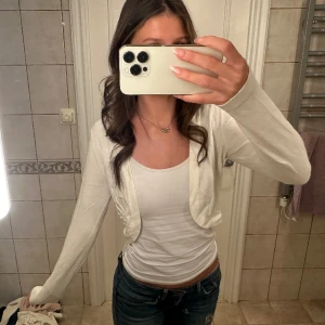 Bolero - Söt bolero kofta man kan ha till vardags och något finare☺️ Använd 1 gång Storlek S