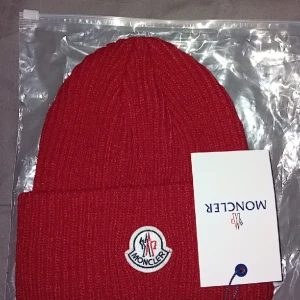 Moncler Mössa - Ganska snygg och unik vinröd mössa!