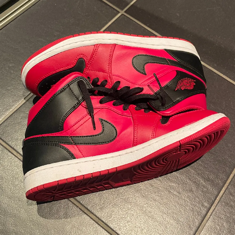 Air Jordan 1 Mid Sneakers. Nyskick endast använda ett fåtal gånger. Storlek 42 EU TrueToSize. Skriv gärna om du är intresserad Kvitto finns. Skor.