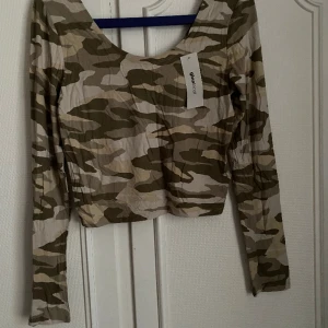 Långärmad top  - Camouflagemönstrad långärmad topp.