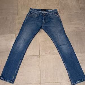 Säljer dessa feta replay jeans ordinarie pris ca 1750 Jeansen är i storlek 29 32 och är i 9,5/10 skick då jag bara har haft de i ett par veckor och knappt andvänts 