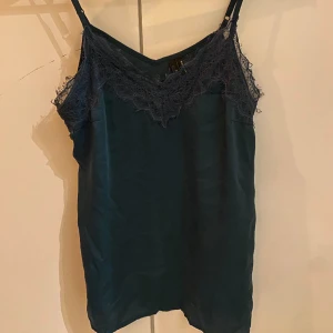 Linne - Grönt linne med spets vid halsringen!