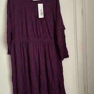 Klänning (L) - Klänning i stl L Oanvänd  Djurfritt rökfritt parfymfritt 