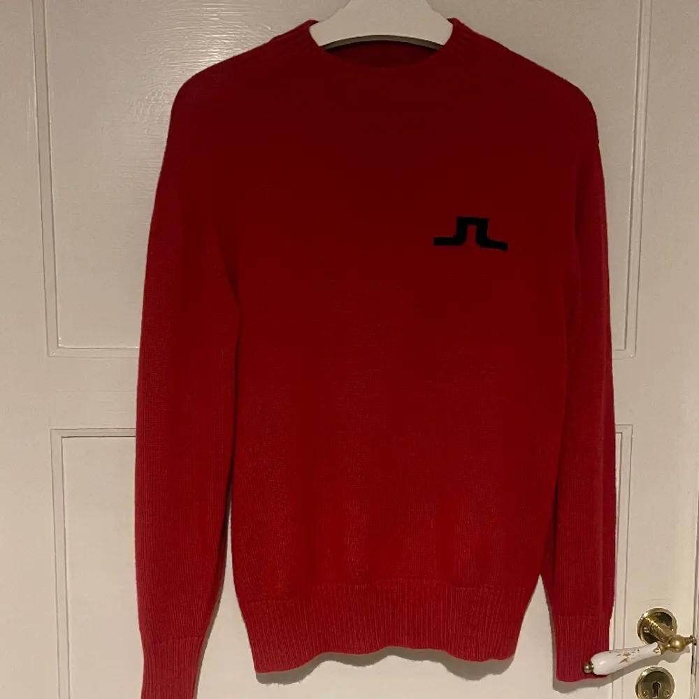 Säljer denna röda J.Lindberg tröja. Tröjan är i herrmodell och använd 1 gång. Ny pris 1000!❤️. Blusar.