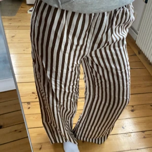 Sommarbyxor  - Skit snygga och as sköna tunna tygbyxor. Aldrig använda och lappen sitter kvar. Passar perfekt till vardags och till uppklädda evenemang. Pris kan diskuteras