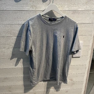 Ralph lauren t shirt  - Tjena, säljer denna gråa Ralph lauren t shirten i storlek XL, men sitter mer som en L. Knappt använd och i väldigt fint skick. Har likadana tröjor i andra färgen i min profil så vid köp av flera går det att lösa paketpris!!