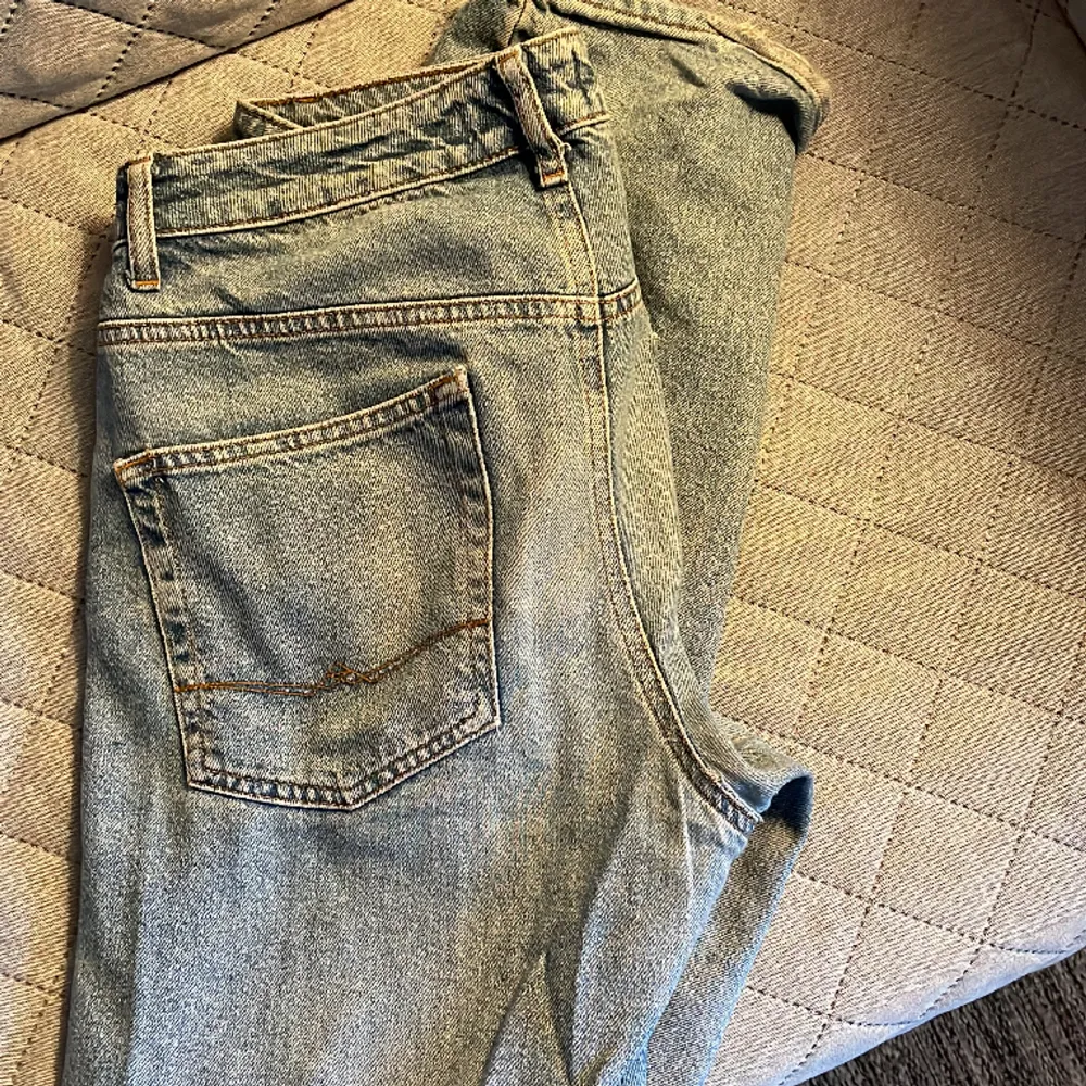 Gråa jeans med bruna inslag från Asos. De är i bra skick, med endast lite slitage på byxbenen i nederkant. Detta gör dock inte jeansen mindre snygga. Modellen är regular/slim och de är inte baggy men inte heller skinny. Mycket bra passform! . Jeans & Byxor.