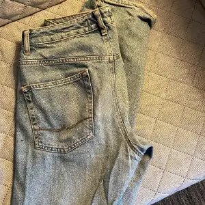 Gråa jeans med bruna inslag från Asos. De är i bra skick, med endast lite slitage på byxbenen i nederkant. Detta gör dock inte jeansen mindre snygga. Modellen är regular/slim och de är inte baggy men inte heller skinny. Mycket bra passform! 