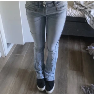 Lågmidjade jeans - Ett par lågmidjade jeans som jag knappt har använt. Bra skick