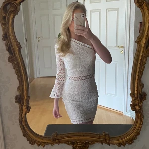 Studentklänning  - Säljer vit klänning perfekt till studenten eller avslutning! Bra skick. Skriv för frågor ❤️