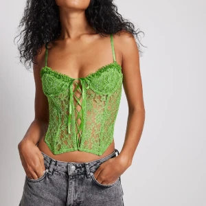 Korsett med snörning - Säljer min oanvända korsett! Nypris 449kr men säljer min för 150kr Märket är NA-KD Storlek 75A