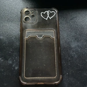 Mobilskal iPhone 1- - Mobilskal till iPhone 11 i bra skick. Få repor. Jag ansvarar inte för postens slarv💕