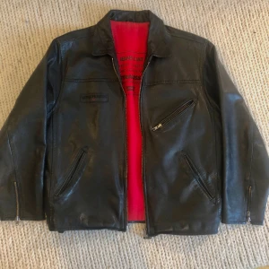 vintage Levis skinnjacka  - Välhållen Levis skinnjacka från nånstans mellan 70-80talet och fortfarande i nyskick! Har inte så mycket info om den dock då den är rätt sällsynt.