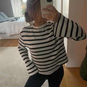 Stickad randig tröja  - Kortare stickad randig tröja i svart och vitt, säljer eftersom jag inte använder den längre, köpt för mindre än ett år sedan från Gina. Lite vidare armar nertill, använd några gånger.