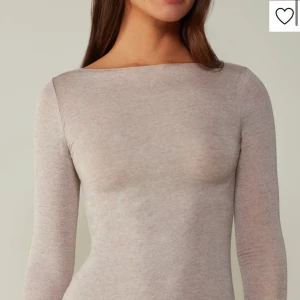  beige intimissmi tröja  - Säljer denna då jag aldrig får användning för den. Köpte den på gallerian i Sthlm i höstas och Max använd 2 gånger så den är i nyskick, inte nopprig eller något.💘