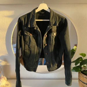 Jeansjacka  - Ingen aning vart den är köpt ifrån då den va min mammas på 80 talet. Skulle säga att storleken är XS-S och den är mer av en slimfit jacka. Den är jätteskön på och super flattering 💕