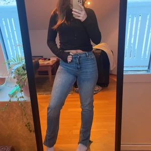 Slits jeans  - Snygga jeans med slits från Nelly, säljer då de är för små! 