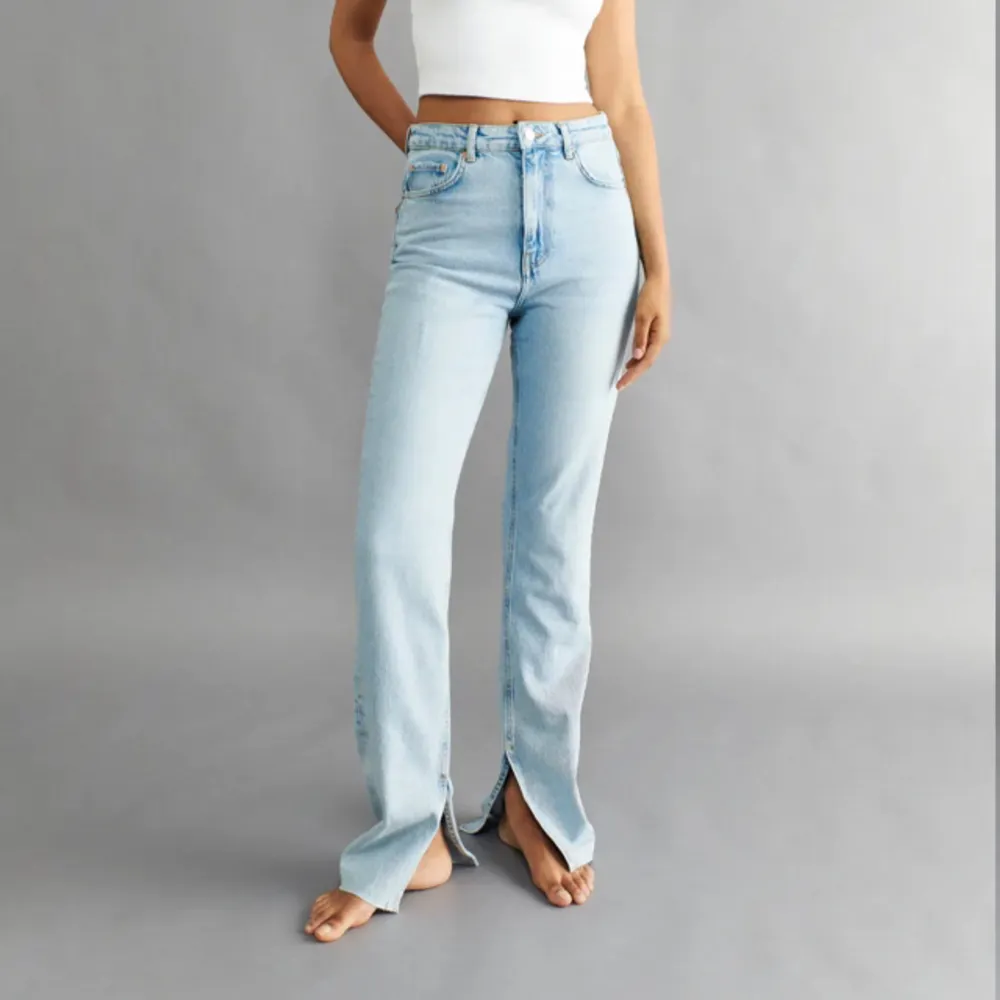 Säljer dessa high waist slit jeans från gina tricot, stl 38☺️ Använt ca 7 gånger. Nypris 500kr, säljer för 300kr💗 Hör av er om ni har frågor! . Jeans & Byxor.