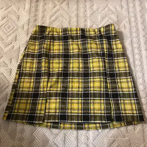 Härlig kjol från H&M lite mer åt egirl stilen, storlek s
