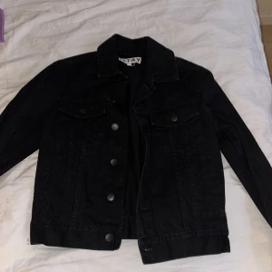 svart jeansjacka - säljer min svarta jeansjacka ifrån carlings! använd 1 gång så inga defekter 